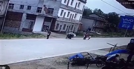 فيديو مروع.. سيارة مسرعة تدهس طفلة أثناء عبورها الطريق