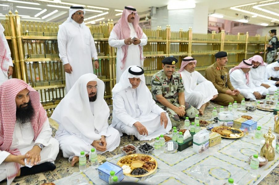 بالصور.. الفيصل يشارك رجال الأمن إفطارهم ‏في المسجد الحرام