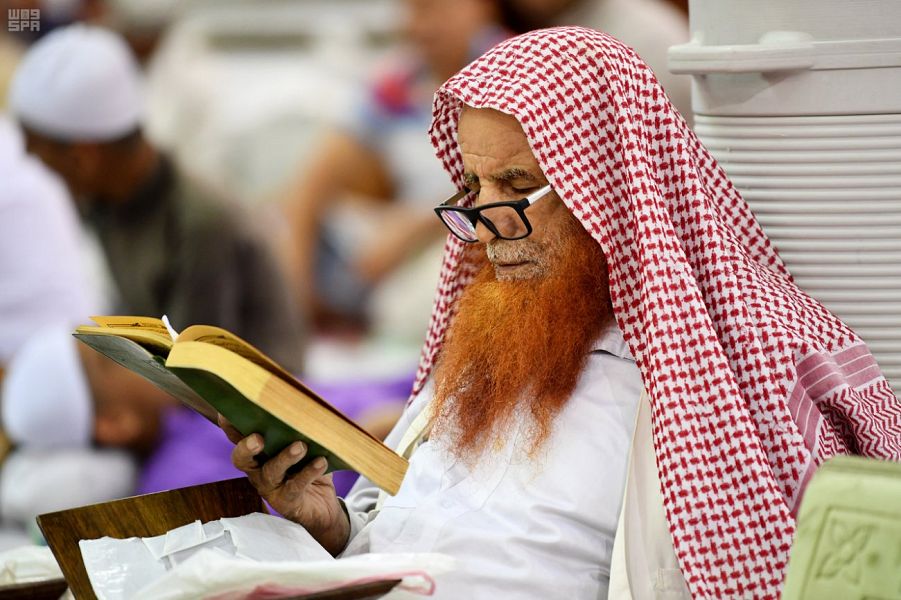 10 صور مؤثرة توثق ارتباط المصلين في المسجد النبوي بالقرآن الكريم