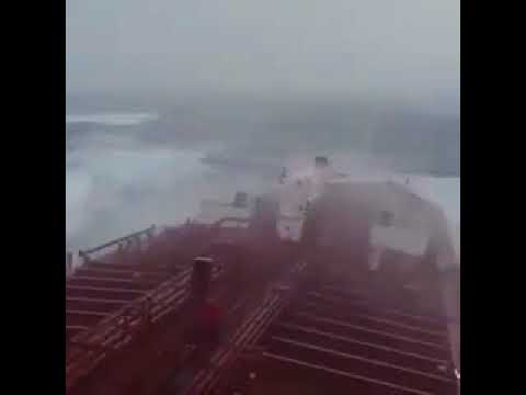 بالفيديو.. هكذا أثّر إعصار ميكونو على بحر العرب