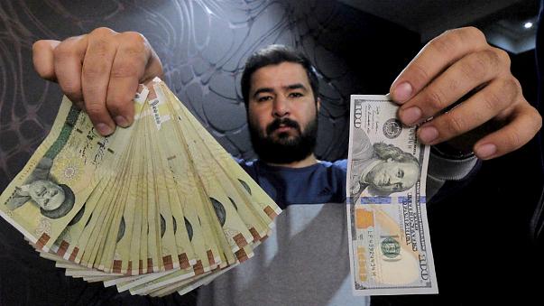 اقتصاد إيران ينهار .. 128 ألف ريال إيراني مقابل الدولار