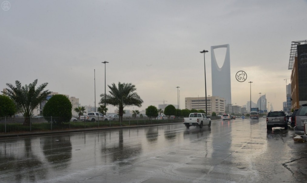 أول أيام رمضان .. الآن هطول أمطار على أحياء الرياض‎