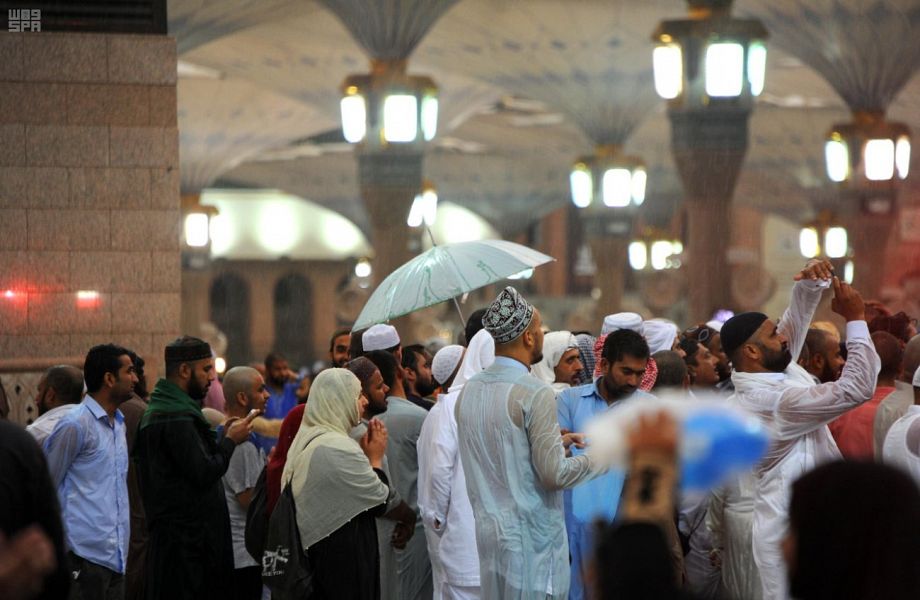 بالصور.. الزوار يوثقون أمطار المدينة في خامس أيام رمضان