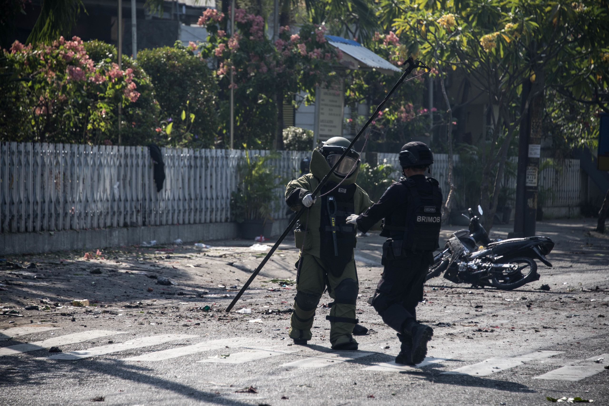 9 قتلى وعشرات الإصابات بتفجيرات انتحارية استهدفت 3 كنائس في إندونيسيا
