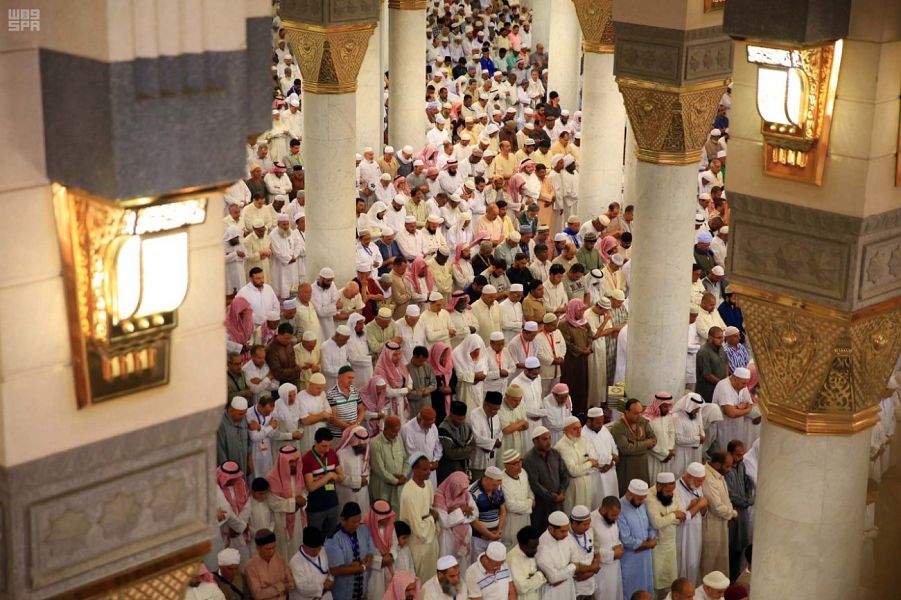 في أجواء روحانية.. جموع المصلين يؤدون الجمعة الأخيرة من ذي الحجة بالمسجد النبوي - المواطن