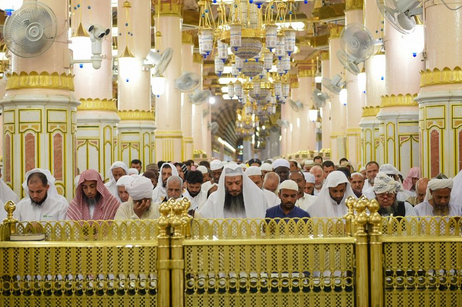 8 صور لأول صلاة تراويح بالمسجد النبوي في رمضان 2018