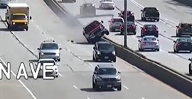 سائق يصعد بسيارته أعلى حاجز الطريق ويسبب كارثة!