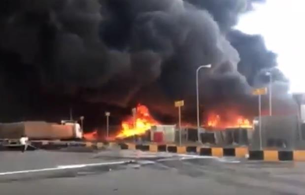 بالصور لحريق منفذ البطحاء.. 6 فرق مدني حاصرت النيران والحركة لم تتأثر