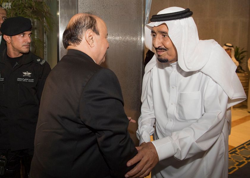 بالصور.. الملك يستقبل الرئيس اليمني في جدة