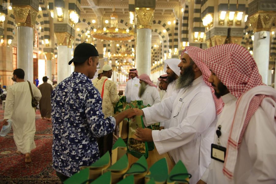 رئاسة المسجد النبوي توزع 35 ألف مصحف في العشر الأولى من رمضان