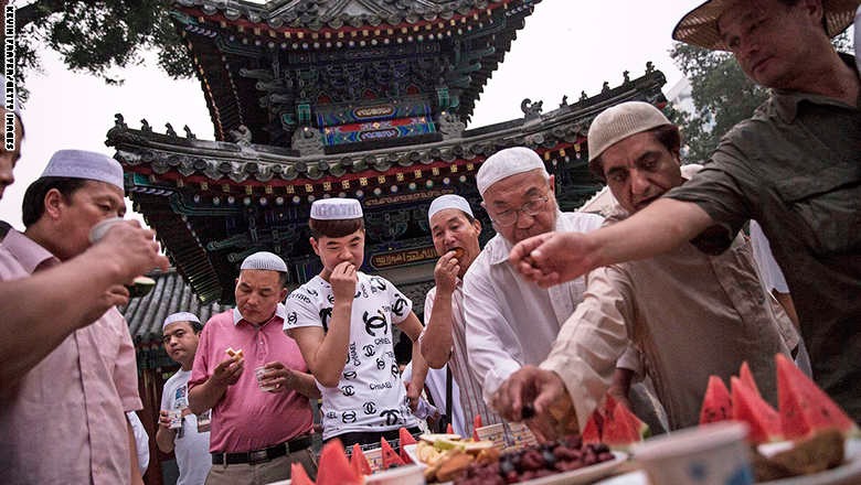 متاجر خاصة للتمور.. هكذا يحتفل الصينيون بشهر رمضان