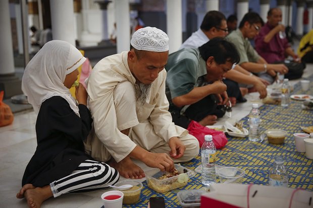 بخور دائم ومساجد لا تُغلق.. هكذا يحتفل الماليزيون بشهر رمضان