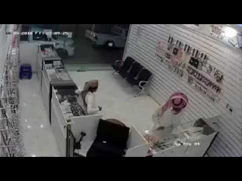 بالفيديو.. لص يسرق جهازي جوال بحيلة ماكرة من أحد المحلات
