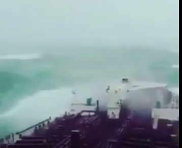 بالفيديو.. سفينة تواجه الأمواج العاتية بسبب إعصار مكونو