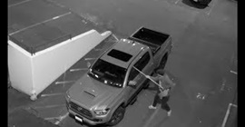 فيديو مروع.. حاول تحطيم سيارة فسقط من فوق المنزل