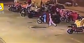 فيديو مروع.. طفلة تسقط في حفرة على الطريق