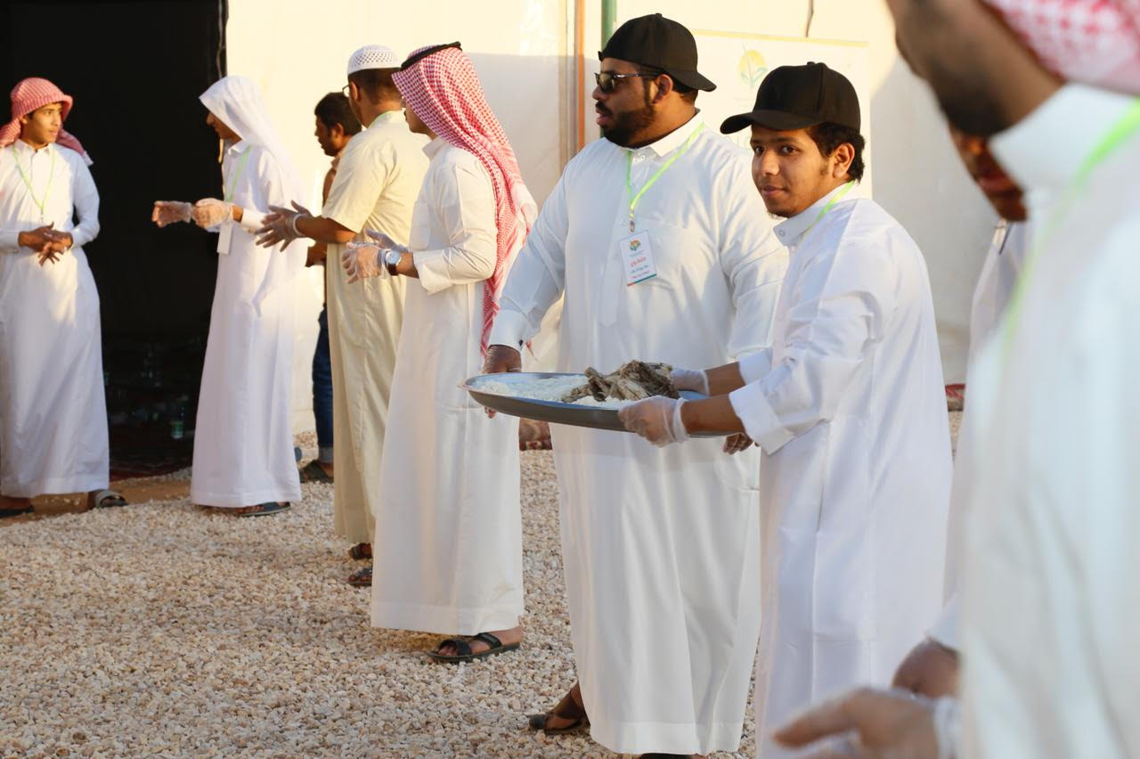 بالصور.. شباب رفحاء يتكاتفون في توزيع وجبات مشروع إفطار صائم