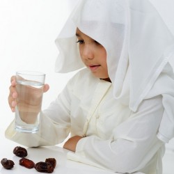 في 10 خطوات.. كيف تُدرب طفلك على صيام رمضان