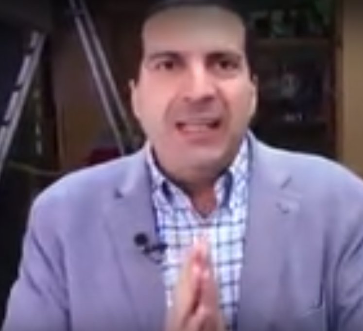 بعد موجة من السخرية.. عمرو خالد يحذف فيديو إعلان الدجاج