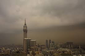 الأرصاد تحذر سكان مكة المكرمة.. غبار يحجب الرؤية حتى هذا الموعد