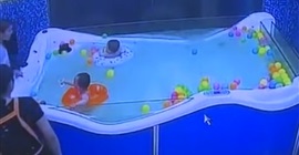 لحظة غرق طفل لمدة 46 ثانية تحت الماء