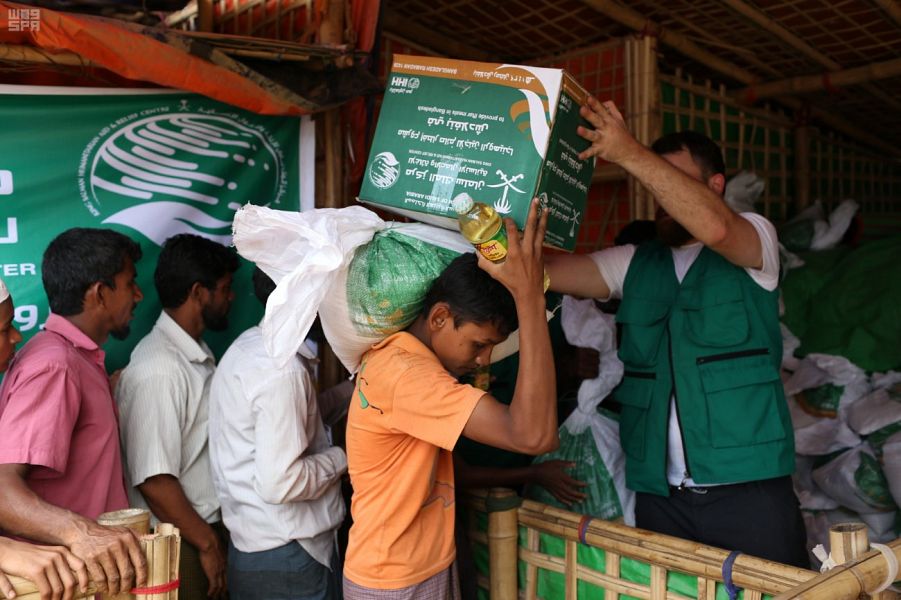 مركز الملك سلمان للإغاثة يدشن توزيع السلال العذائية للاجئي الروهينجا