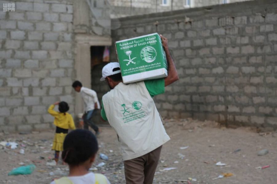 مركز الملك سلمان للإغاثة يوزع المساعدات الإيوائية على 900 نازح في مأرب