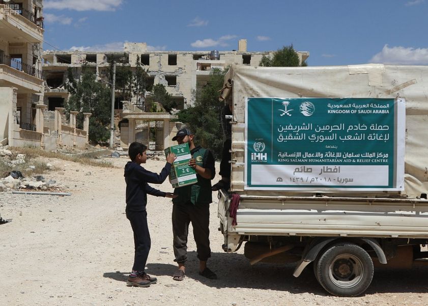 مركز الملك سلمان للإغاثة يوزع وجبات الإفطار على النازحين في ريف حلب
