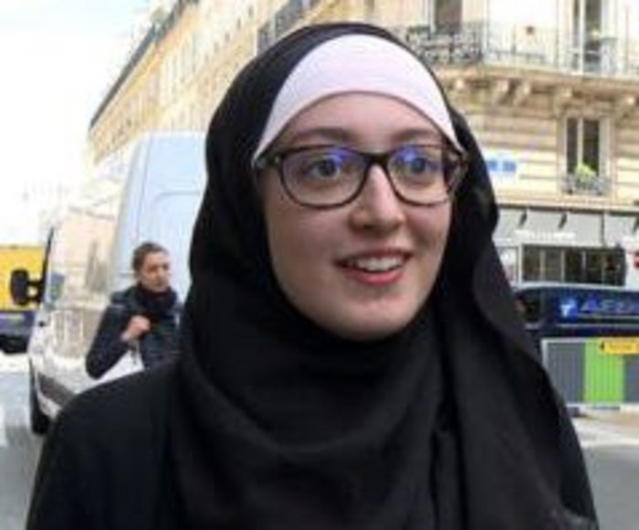 بالصور.. شارلي إيبدو تعاود سخريتها من الإسلام برسم فتاة محجبة في صورة مشوهة