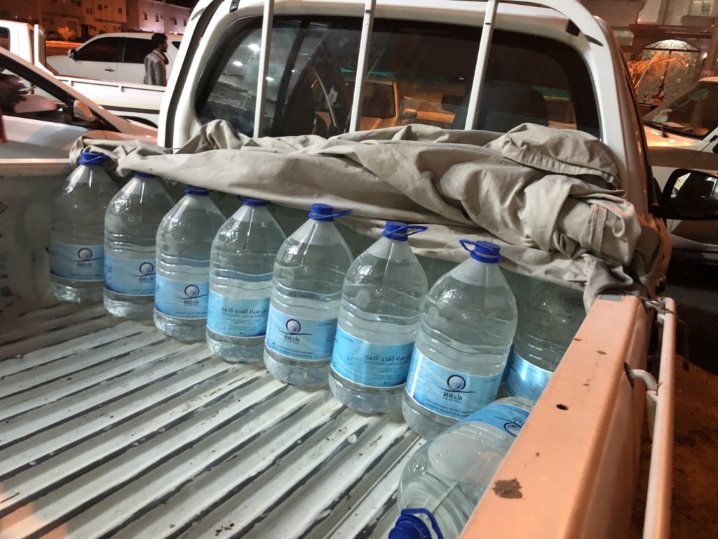 بالصور.. مستودع مخالف بالمدينة لتخزين مياه زمزم في درجة حرارة عالية