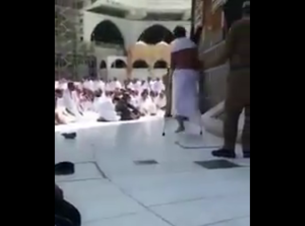 فيديو مؤثر.. أمن المسجد الحرام يساعد رجلًا مبتور القدم في تقبيل الحجر الأسود