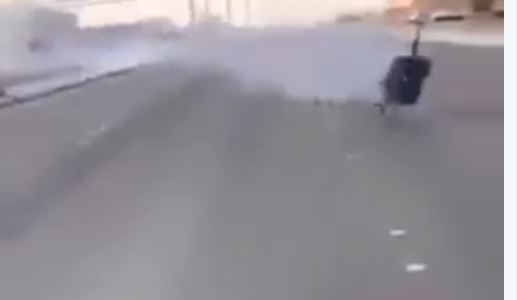 بالفيديو.. لحظة انفصال ماكينة سيارة مفحط وتطايره بعد اصطدامها