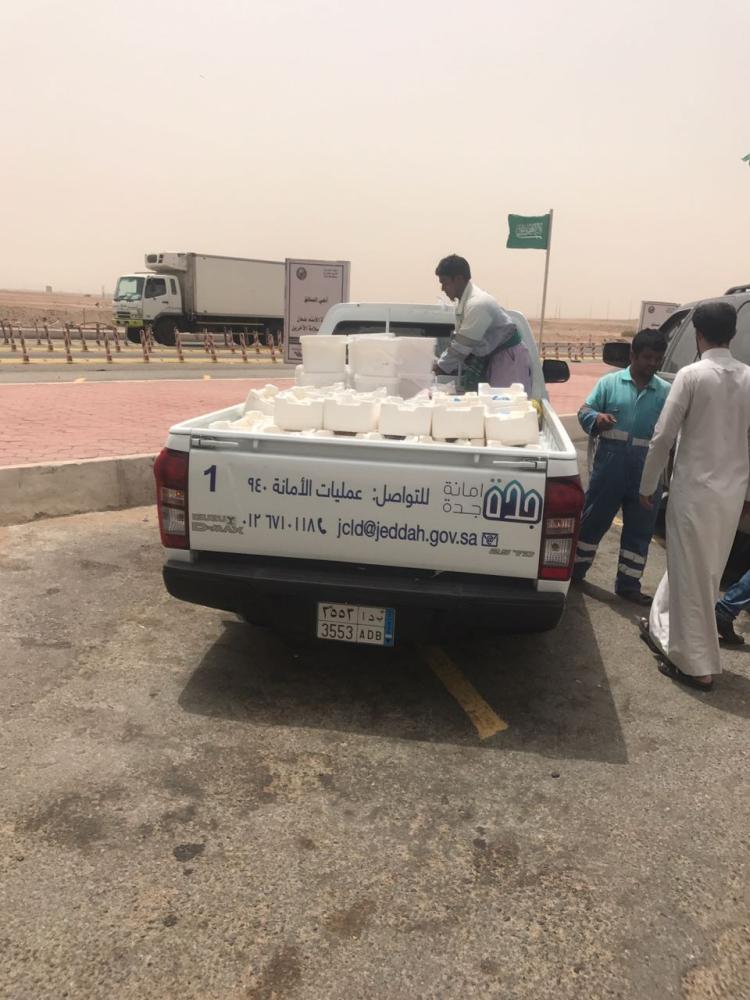 ضبط وافد عربي يحمل أطعمة فاسدة قبل توزيعها في جدة