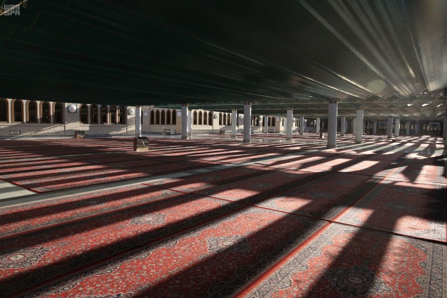 بالصور.. توفير 5 آلاف سجادة لسطح المسجد النبوي