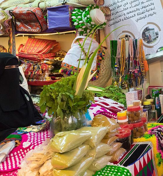 بالصور.. حركة تجارية نشطة وزحام في أسواق الباحة قبل عيد الفطر