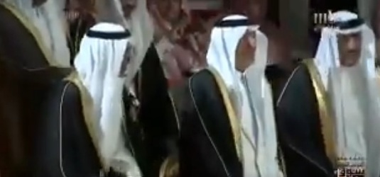 بالفيديو.. هكذا تفاعل خالد الفيصل مع قصيدة هات يمناك بافتتاح سوق عكاظ