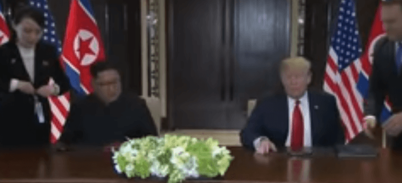شاهد.. طلب غريب من زعيم كوريا الشمالية أثناء لقاء ترامب