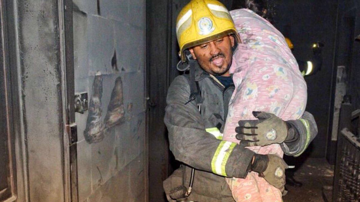 بالصور.. 14 حالة اختناق في حريق بناية من 6 أدوار بجدة
