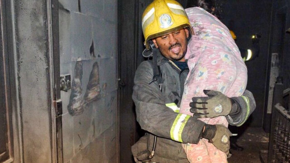 بالصور.. 14 حالة اختناق في حريق بناية من 6 أدوار بجدة
