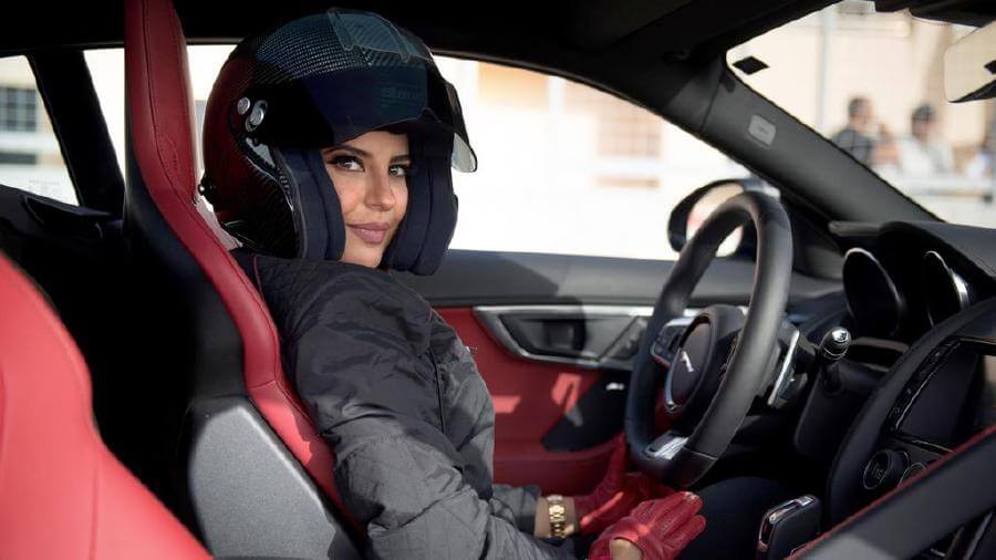 أسيل الحمد أول سعودية تقود سيارة فورمولا 1
