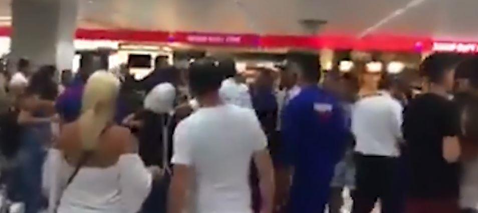 بالفيديو.. مضاربة نسائية بالأحذية في المطار بسبب “المعسل”