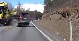بالفيديو.. سائق يفقد انتباهه ويصطدم بشاحنة وجهاً لوجه