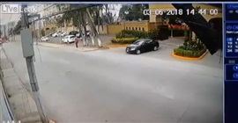 بالفيديو.. نجاة عامل توصيل من حادث دهس مروع