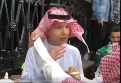 بالفيديو.. شباب الأخضر لبّسوا الروسي الشماغ في موسكو