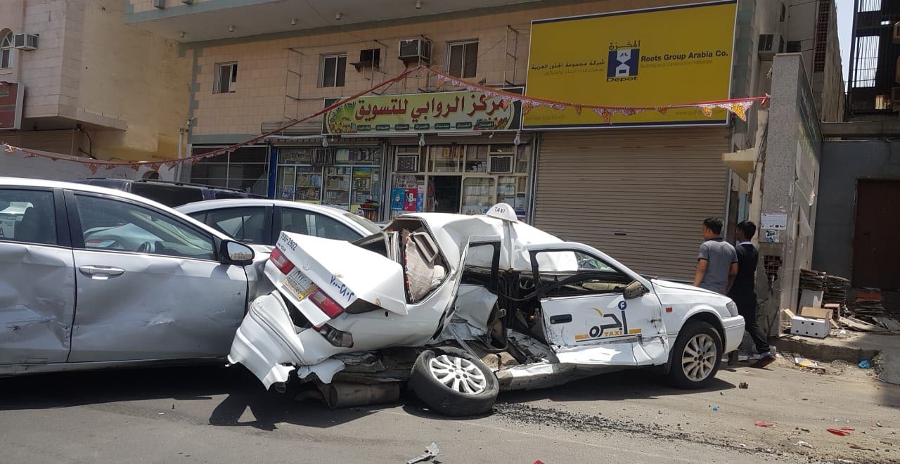 بالفيديو والصور.. السيطرة بالقوة على سائق شيول دمر السيارات أمامه في مكة