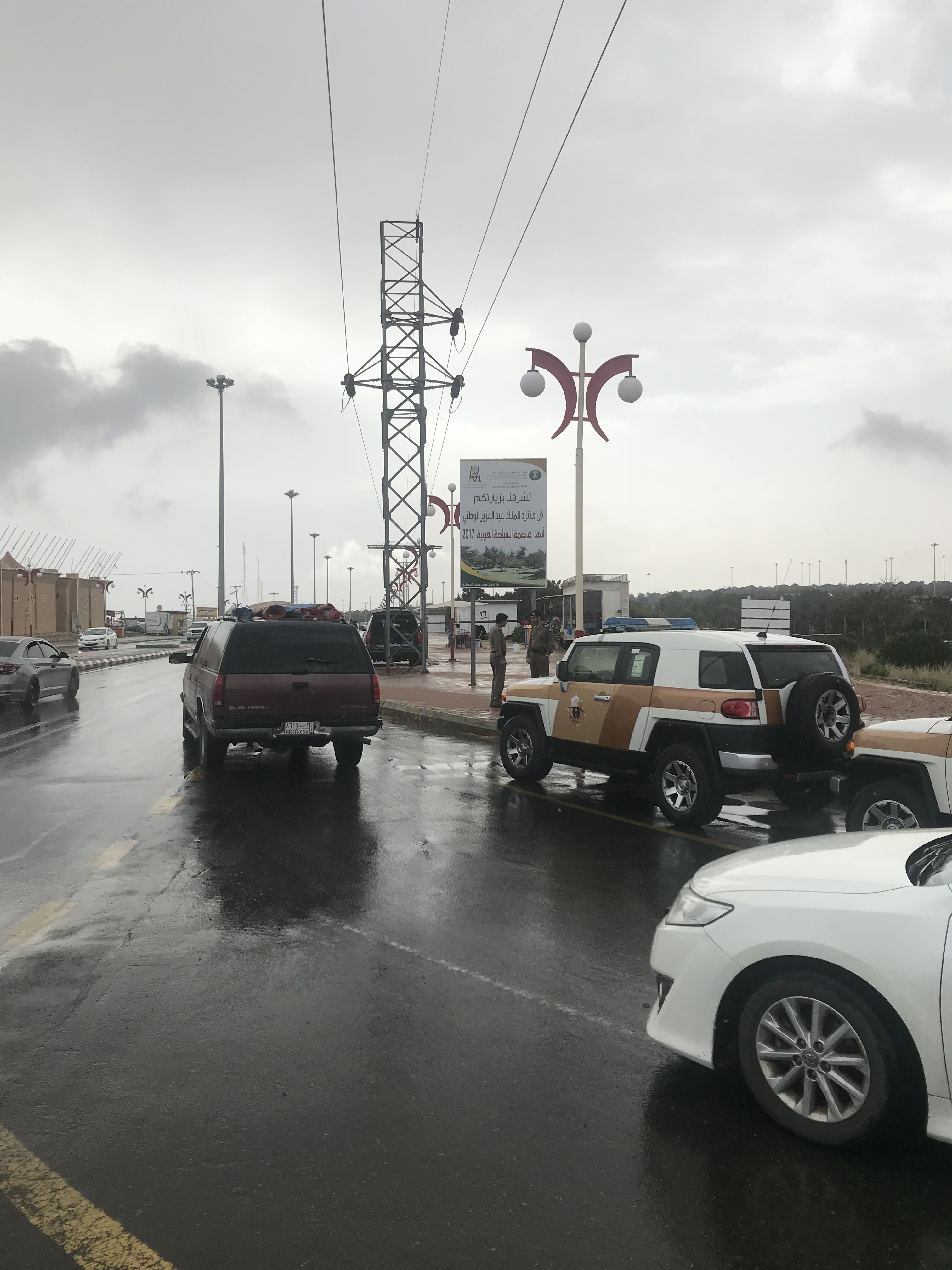 “المواطن” ترصد بالصور والفيديو.. الجهود الأمنية في متنزهات عسير تحت زخات المطر