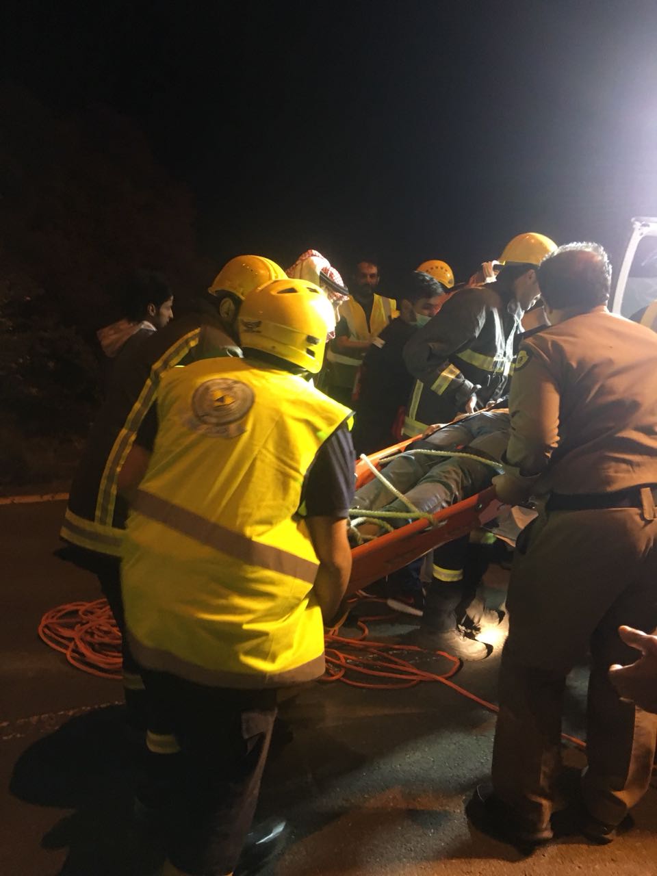 بالصور.. عملية إنقاذ صعبة لاستخراج شاب من منحدر صخري وعر جدًا في عسير