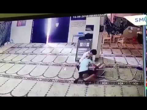بالفیدیو.. 3 أطفال يسرقون صندوق تبرعات مسجد