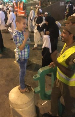 بالصور.. “المواطن” توثق الجوانب الإنسانية لرجال الأمن في الحرم المكي