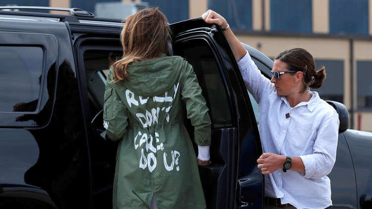 ماذا كتب على معطف زوجة ترامب من الخلف؟